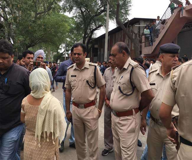 Photo of हरियाणा के पिजौंर में एक व्‍यक्ति ने अपनी 17 साल और 16 साल की बेटियों की बेरहमी से कर दी हत्‍या