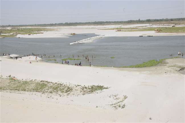 Photo of नदियों के किनारे की रेती हवा में घुलकर बढ़ा रही है प्रदूषण, इंसानी सेहत पर असर की हो रही पड़ताल