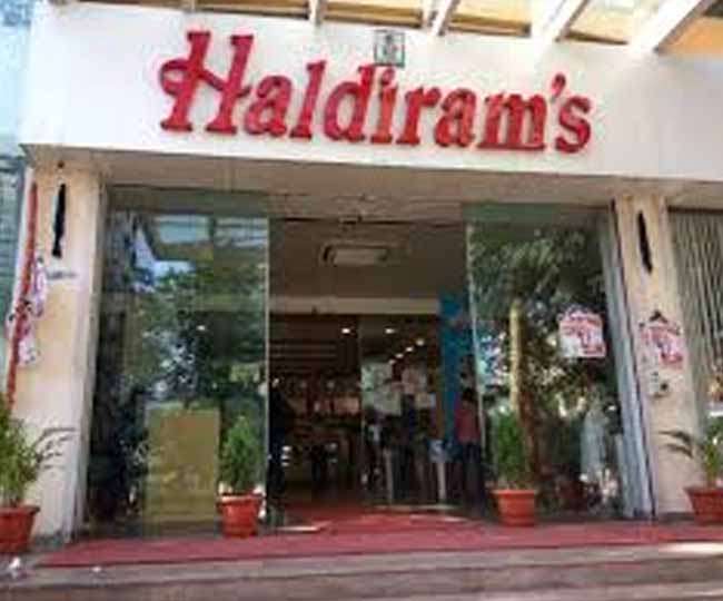 Photo of खानपान सामग्री के बड़े ब्रांड हल्दीराम के महाराष्ट्र स्थित एक आउटलेट में परोसे गए खाने में मरी हुई मिली छिपकली