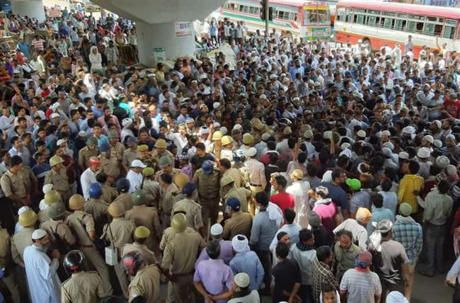 Photo of टेनरियों के विद्युत कनेक्शन काटने पहुंचीं टीमें, संचालकों और उनके कर्मचारियों ने हाईवे के फ्लाईओवर जाम कर किया पथराव