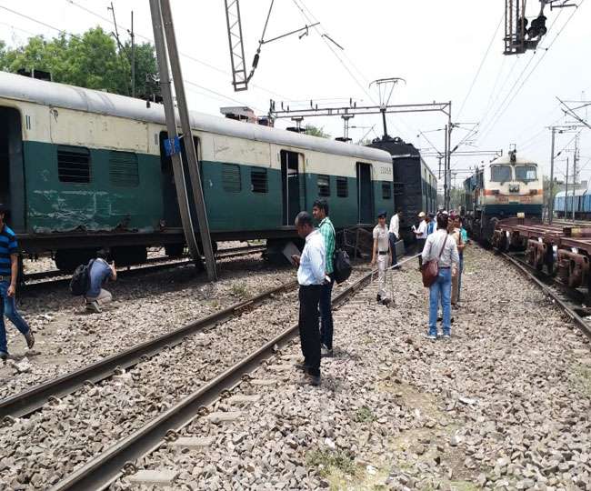 Photo of UP के गाजियाबाद में ट्रेन के दो डिब्बे पटरी से उतर गए, दिल्ली आने-जाने वाली ट्रेनें बाधित