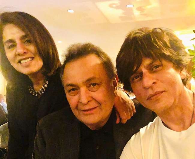 Photo of Shahrukh Khan, Rishi Kapoor से मिले Newyork में, नीतू कपूर ने इंस्टाग्राम पर एक तस्वीर शेयर करते हुए कैप्शन में लिखा…