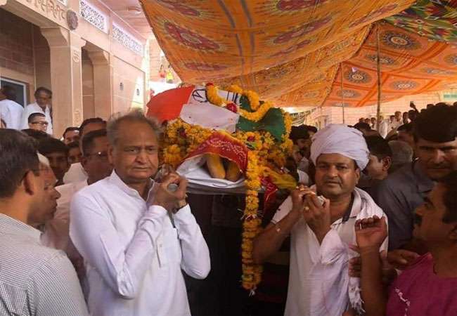 Photo of पूर्व विधायक और कांग्रेस के अपने पुराने साथी भंवर बलाई की अंतिम यात्रा में पहुचे मुख्यमंत्री