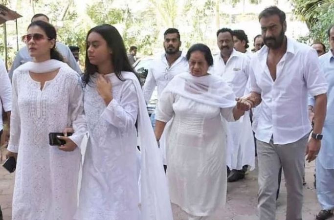 Photo of दादा वेरु देवगन की प्रेयर मीट में न्यासा को रोता देख, पिता अजय ने तुरंत उठाया बड़ा कदम