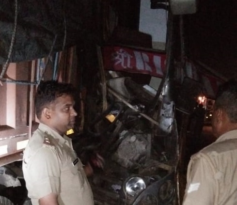 Photo of आगरा-लखनऊ एक्सप्रेस-वे पर ट्रक में पीछे घुस गई बस, चालक की मौत, 15 यात्री घायल