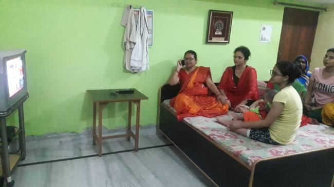 Photo of गोंडा पंतनगर स्थित वीर विक्रम सिंह के आवास पर महिलाओं का जमावड़ा