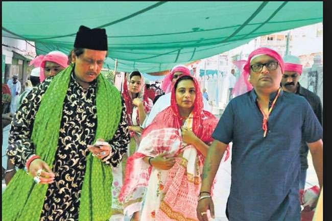 Photo of रानी मुखर्जी ने जियारत करते हुए अपनी आने वाली फिल्मों की कामयाबी की मांगी दुआ…