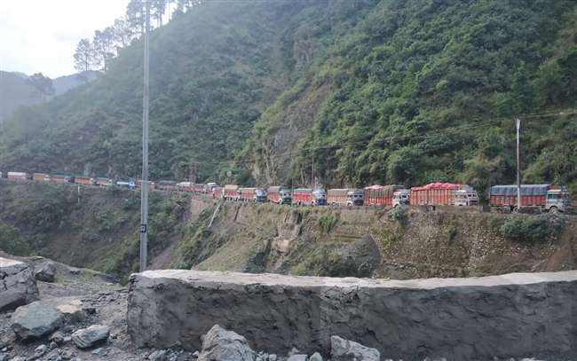 Photo of जम्‍मू कश्‍मीर के रामबन बैटरी चश्मा क्षेत्र में भूस्खलन के कारण रास्‍ता पूरी तरह बंद हो गया