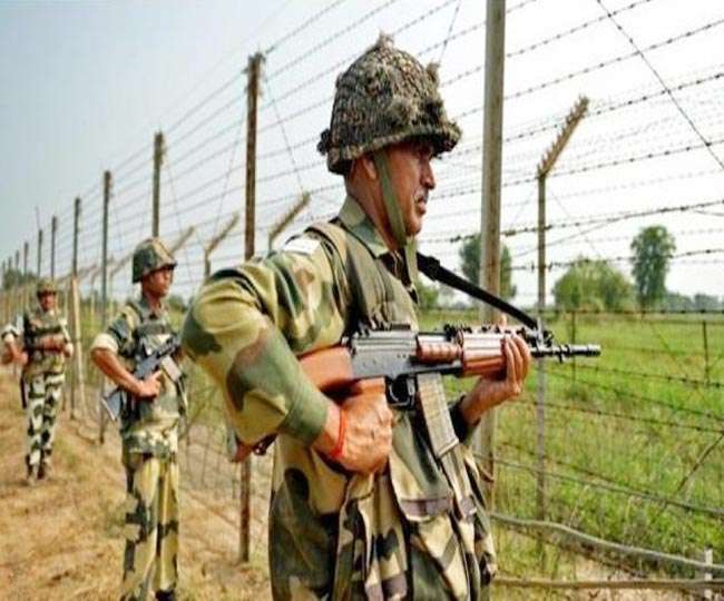 Photo of कैंटर में हथियार बताए जा रहे थे,लेकिन जब पुलिस ने चेक किया तो शराब तस्करी का हुआ भंडाफोड़ 