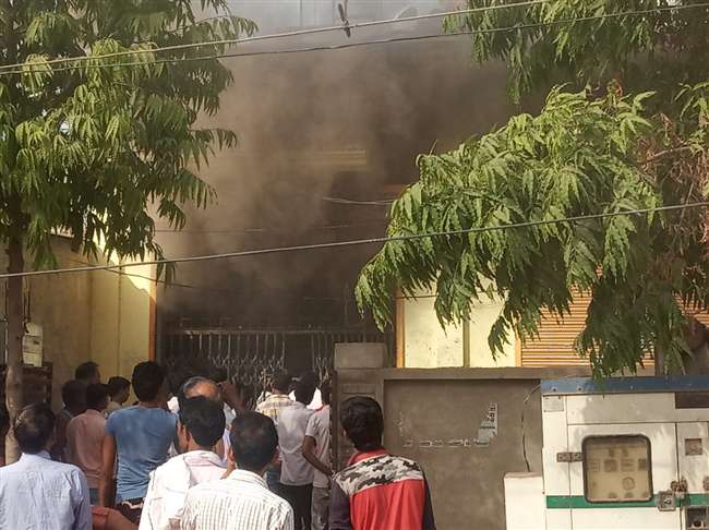 Photo of हमीरपुर में इलाहाबाद बैंक में भीषण आग,बैंक के पुराने अभिलेख व फर्नीचर जला स्ट्रांगरूम ,जरूरी अभिलेख और कैश सुरक्षित