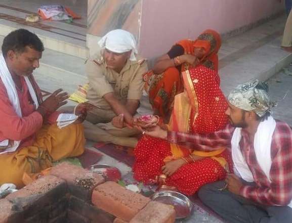 Photo of सरसौल चौकी में मंडप सजा और चौकी इंचार्ज ने कन्यादान कर प्रेमी युगल ने कराई शादी