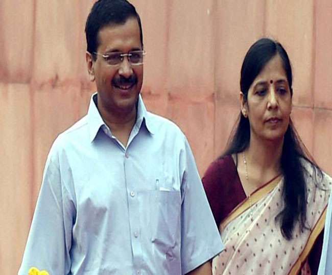 Photo of केजरीवाल की पत्नी सुनीता केजरीवाल के पास 2 मतदाता पहचान पत्र रखने के मामले मामले में कोर्ट ने भेजा चुनाव आयोग को नोटिस