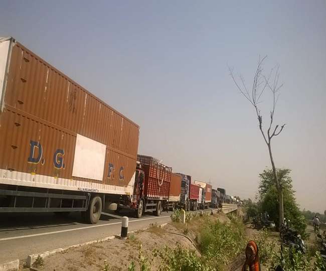 Photo of ट्रक पलटने से एक महिला की मौत, दो घायल, आगरा नेशनल हाइवे पर लगा जाम