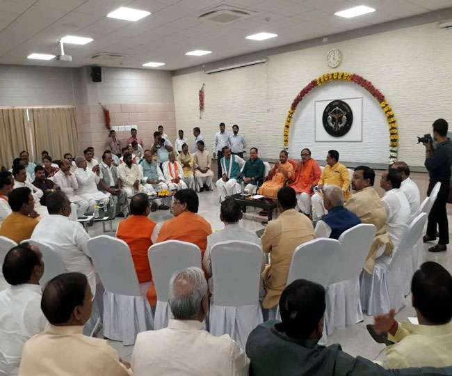 Photo of मुख्यमंत्री आवास पर मुख्यमंत्री योगी आदित्यनाथ ने प्रदेश के नवनिर्वाचित सांसदों को भोज पर बुलाया