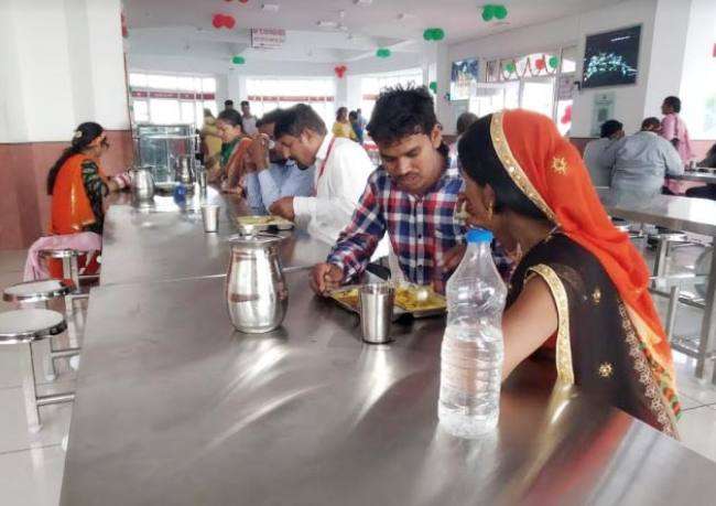 Photo of तेज धूप होने के बावजूद जयकारे लगाते हुए मां वैष्णो देवी के दर्शन के लिए भवन की ओर बढ़ रहे हैं श्रद्धालु