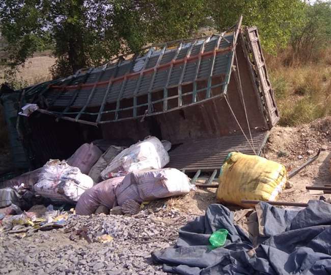 Photo of हाईवे पर टायर फटने से कानपुर से प्रयागराज की ओर जा रही डीसीएम पलट गई,तीन व्यापारियों की दबकर मौत