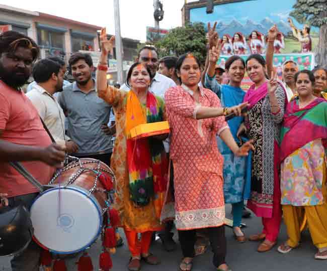 Photo of निशंक को मोदी कैबिनेट मंत्री बनाने पर भाजपाइयों ने ऐसे की आतिशबाजी और बांटकर खुशी का किया इजहार