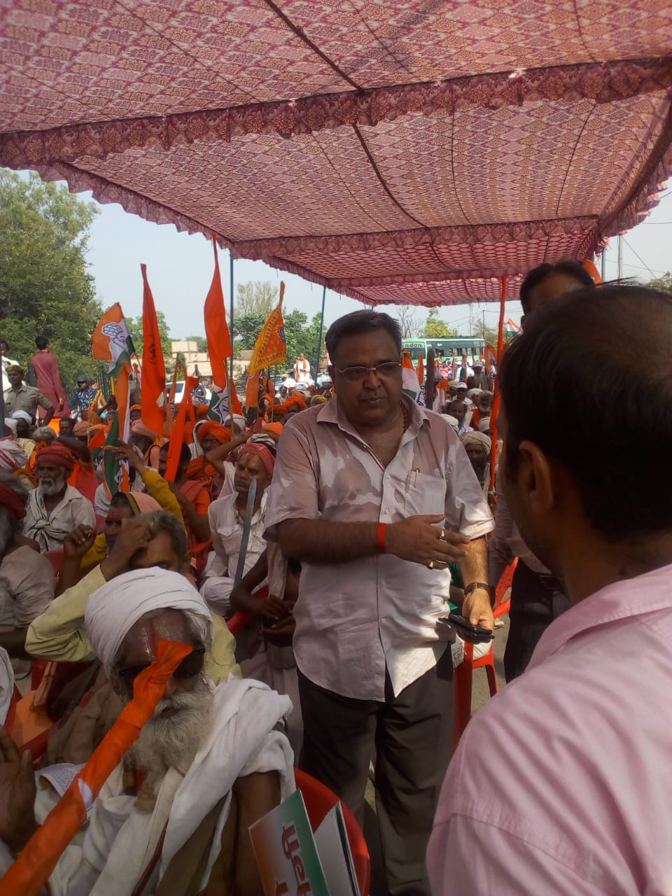 Photo of तख़्त के ऊपर ताज है, नीचे भी कुछ है ! ख़ून पसीना भी लगता है तख़्त सजाने में।