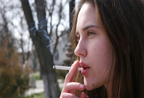 Photo of स्मोकिंग करते हैं तो काले होंठों को को ऐसे करें गुलाबी