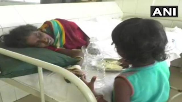 Photo of देखिये कैसे , अस्पताल में भर्ती बीमार मां के लिए भीख मांगकर की खाने की व्यवस्था , रखा ख्याल