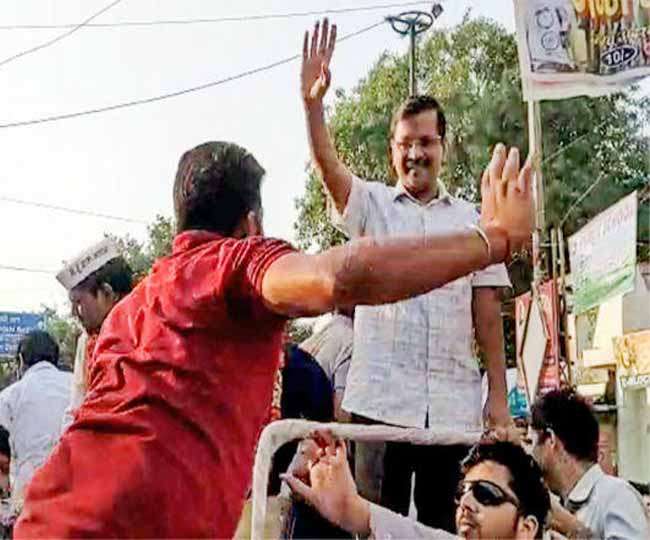 Photo of इस बात से नाराज AAP समर्थक ने रोड शो के दौरान मारा अरविंद केजरीवाल को थप्पड़, वहाँ का नजारा देख…