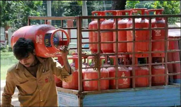 Photo of जनता को बड़ा झटका, इतने रुपये महंगा हुआ LPG सिलेंडर
