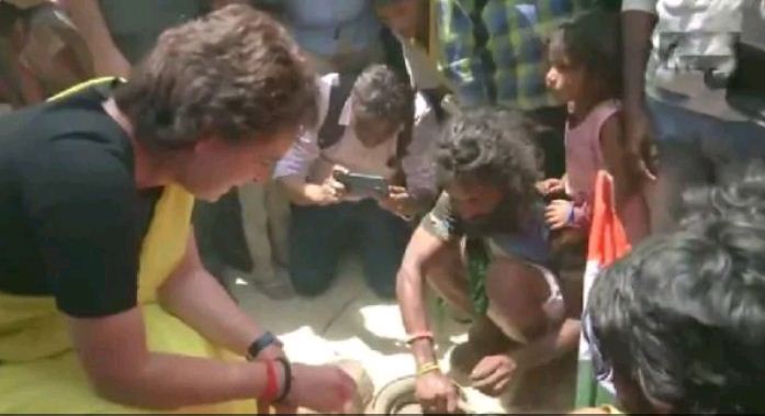 Photo of वीडियो: देखे कैसे सांप के साथ खेलने लगीं प्रियंका गांधी, देखकर हर कोई हर गया हैरान…