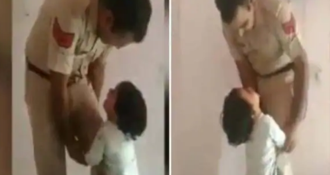 Photo of पुलिसवाले का इस वीडियो को देख , लोगों की आई भावुक प्रतिक्रियाएं