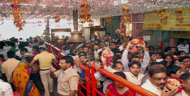 Photo of बड़े मंगल के दिन सुबह से ही हनुमान जी के भक्तों की भीड़ जुटने लगी जगह जगह भंडारे लगाए गए।