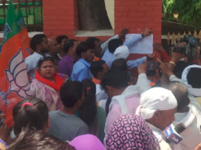 Photo of ये पूरा विवाद PM आवास के तहत बने मकानों को तोड़ने के लिए भेजे गए नोटिस…