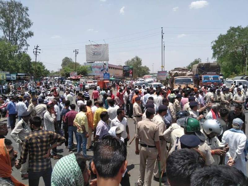 Photo of भाजपा की कार्यकर्ता हत्या के विरोध में परिजनों और ग्रामीणों ने इंदौर-उज्जैन रोड पर कर दिया चक्काजाम