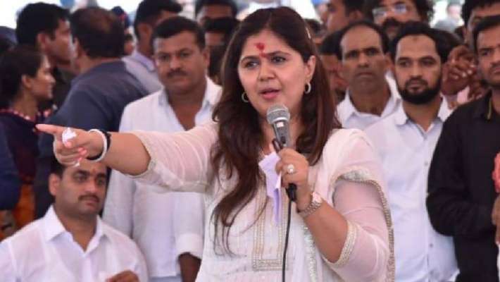 Photo of पंकजा मुंडे ने कहा-”बम बांध दो और भेज दो पाक”