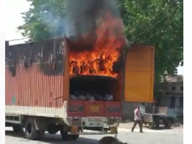 Photo of कंटेनर में आग की सूचना मिलते ही फायर ब्रिगेड मौके पर पहुंचीं और आग पर काबू पाया गया