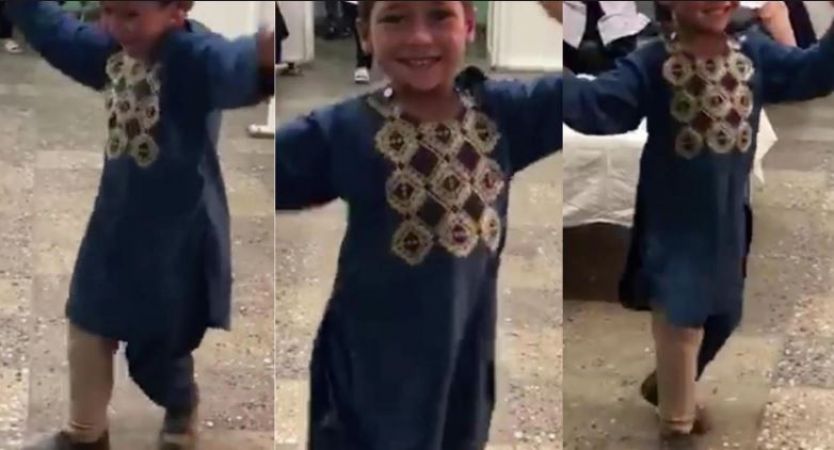 Photo of VIDEO: कृत्रिम पैर लगाने के बाद ख़ुशी से झूम उठा 5 साल का ये मासूम