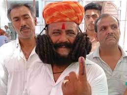 Photo of ‘मूंछों के किंग’ कहे जाने वाले गिरधर व्यास ने किया मतदान
