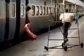 Photo of देखिये कैसे एक रेलवे इंजीनियर ने महिला यात्री को चलती ट्रेन और प्लेटफॉर्म के बीच गिरने से बचा लिया