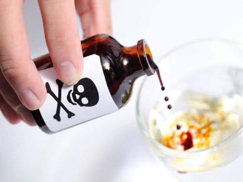 Photo of कर्ज से परेशान पिता ने पूरे परिवार को जहर मिली कोल्ड ड्रिंक पिलाई