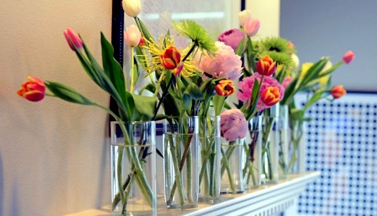 Photo of घर की सजावट को बढाने का काम करते है फूल, जानें इन्हें तरोताजा बनाए रखने के तरीकों के बारे में