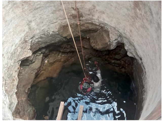 Photo of VIDEO : जैसे ही पति-पत्नी कुएं में कूदे, गांववाले उनके पास पहुंचे और दोनों को बाहर निकालने की कोशिश शुरू हुई