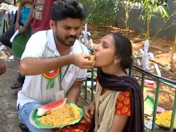 Photo of गौतम के मुताबिक, उनका लक्ष्य है कि कोई भी खाली पेट न सोए