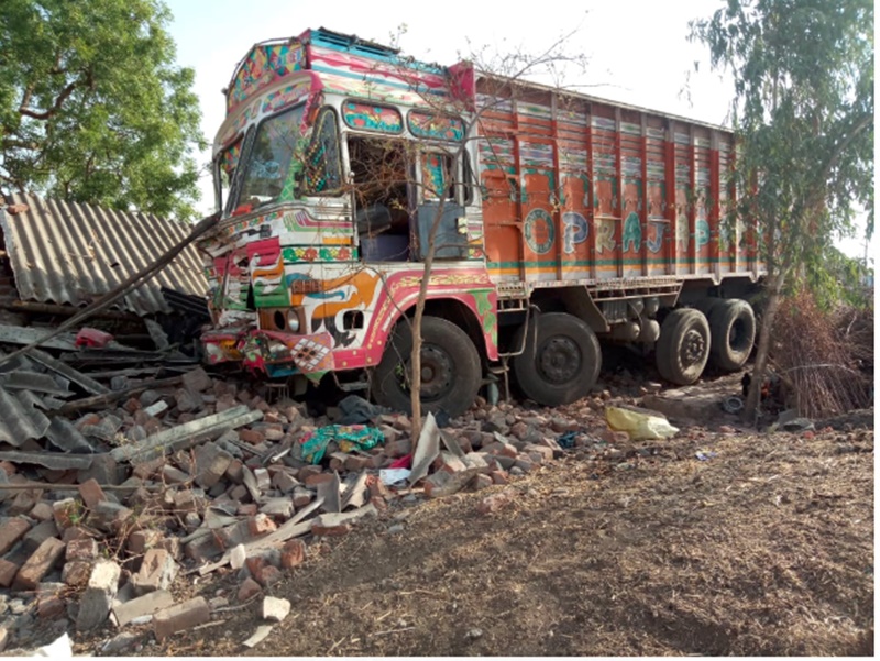 Photo of ड्राइवर को नींद आने की वजह से ये हादसा हुआ,दीवार तोड़कर घर में घुसा ट्रक