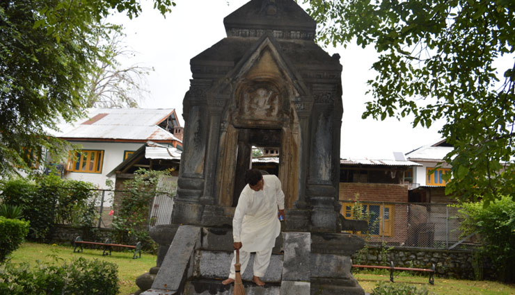 Photo of कश्मीर के इस शिव मंदिर की देखभाल करता है एक मुस्लिम परिवार