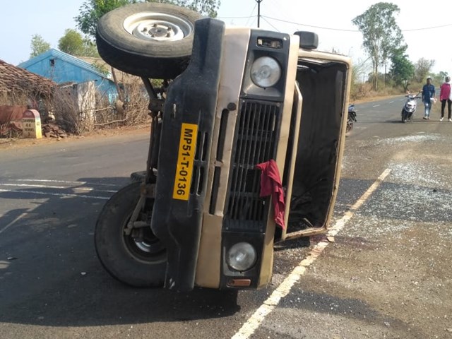 Photo of Jabalpur News : बारातियों से भरी एक तूफान गाड़ी पलट गई, हादसे में 12 लोग हुए घायल