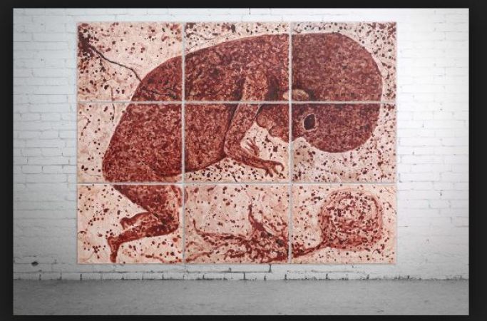 Photo of सोशल मीडिया पर सनसनी मचा रही मासिक धर्म में आए खून से बनी यह पेंटिंग