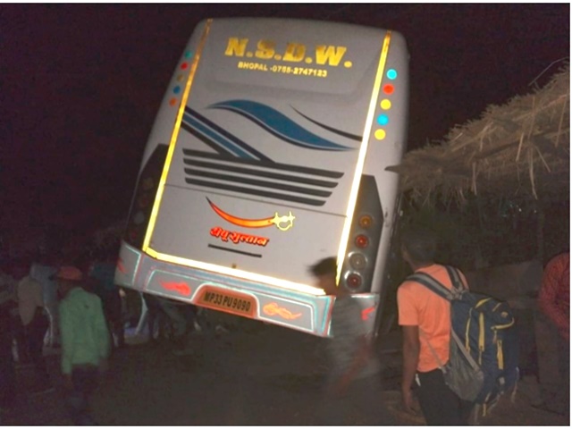 Photo of Raisen Bus Accident : हादसे के बाद बस के नीचे दबने से दो लोगों की हो गई मौत