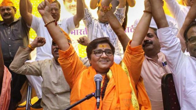 Photo of साध्वी प्रज्ञा ने बुर्का की मांग का किया समर्थन