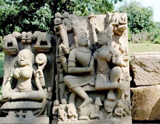 Photo of अनोखा मंदिर जिसकी मूर्तियों को हाथ लगाने से डरते है गांव वालें