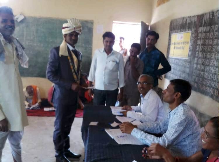 Photo of शादी करने से पहले किया दुल्हे ने वोट डालने का कर्तव्य पूरा