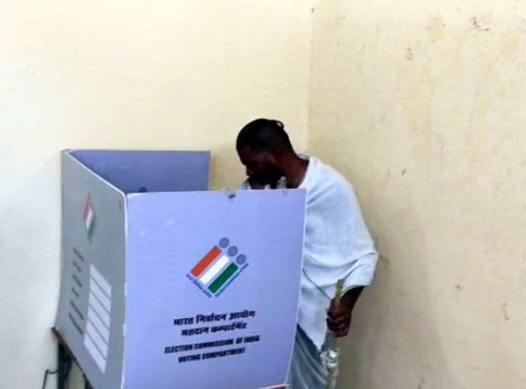 Photo of मां की अर्थी को च‍िता देने से पहले पूरा किया मतदान देने का कर्तव्य