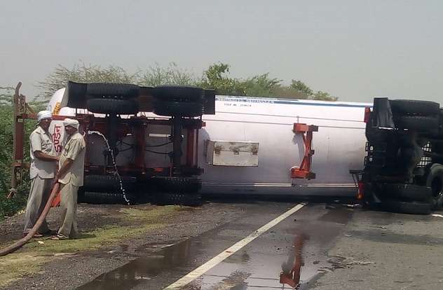 Photo of जालौन में एट के पास हादसा हुआ है फायर ब्रिगेड गैस का प्रभाव कम करने के लिए पानी की बौछार डाल रही है